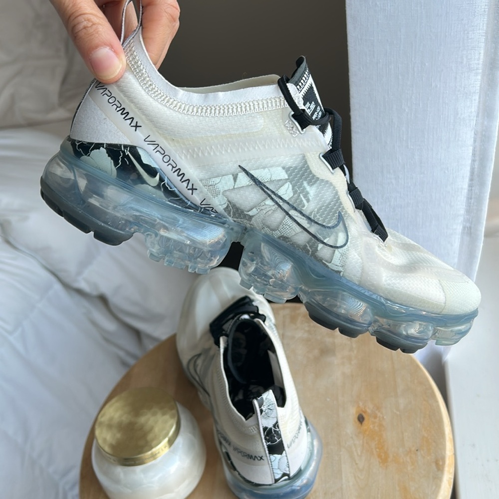 Nike Air VaporMax Running Shoes - Picture 3 of 17